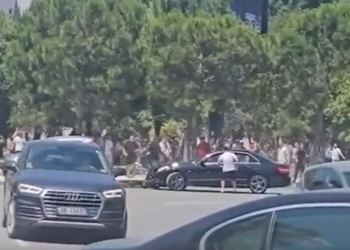 VIDEO / Aksident dhe sherr, Policia publikon pamjet, çfarë ndodhi në Vlorë