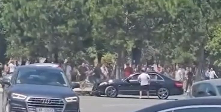 VIDEO / Aksident dhe sherr, Policia publikon pamjet, çfarë ndodhi në Vlorë