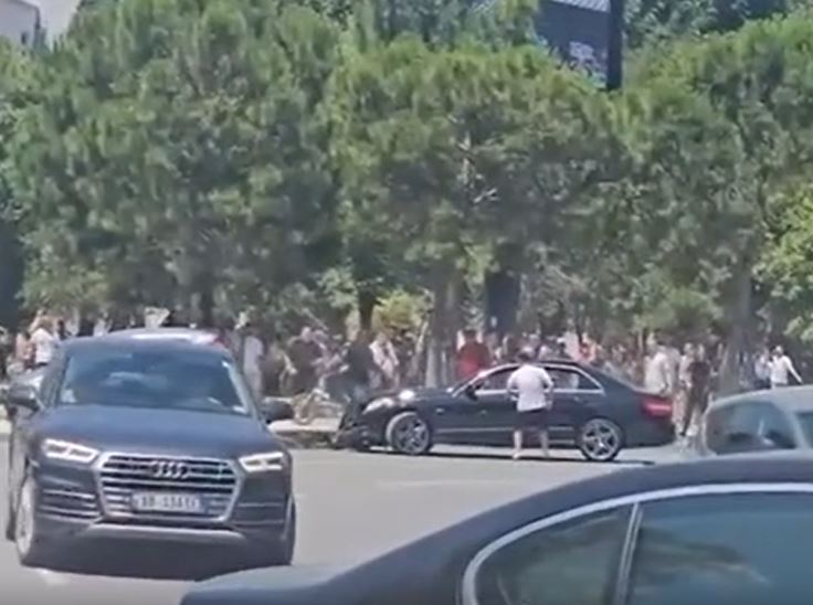 VIDEO / Aksident dhe sherr, Policia publikon pamjet, çfarë ndodhi në Vlorë