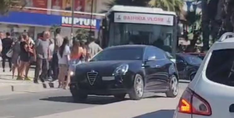 VIDEO / Bllokohet Lungomare, autobusi i linjës urbane përplaset me një veturë