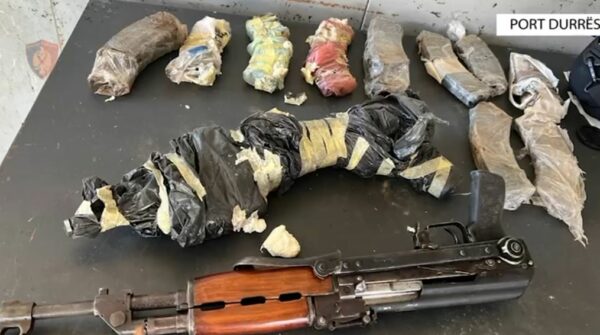 Gjenden tre armë zjarri dhe mbi 1500 fishekë në një automjet në Durrës, shpallet në kërkim 24-vjeçari