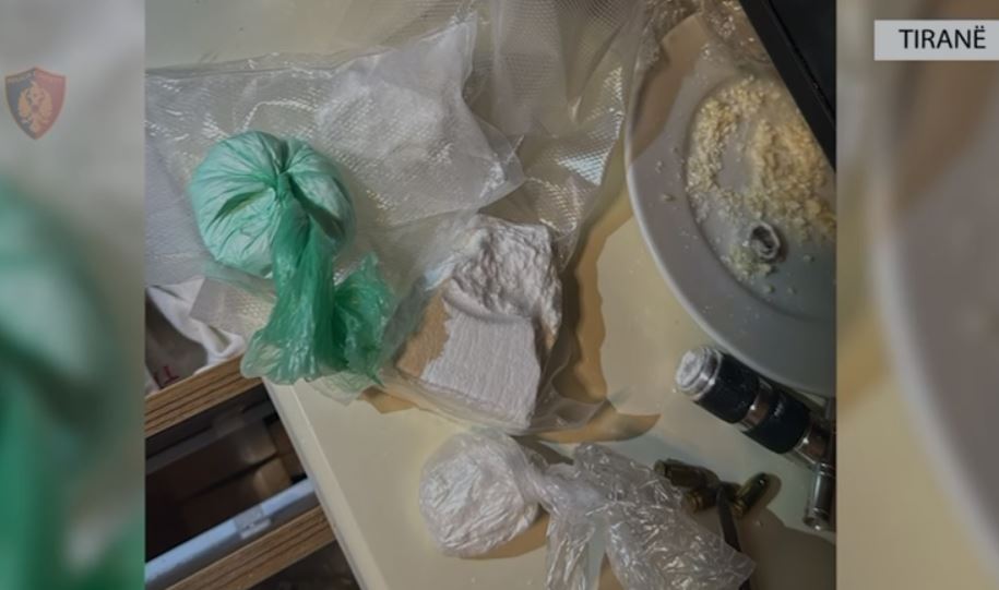 Me armë dhe drogë në automjet, dy të arrestuar në Tiranë