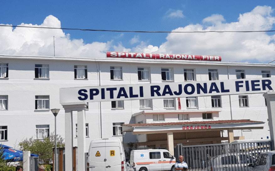 Sherr mes tre personash në Patos, babë e bir dhunojnë me grushte 60-vjeçarin, njëri prej tyre goditet me kaçavidë