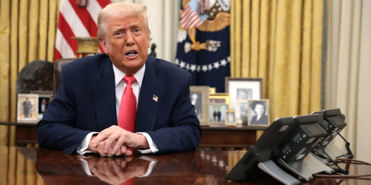 “Nuk më intereson çfarë tha ajo…” Trump përplaset me drejtoreshën e Inteligjencës Kombëtare të SHBA për Iranin