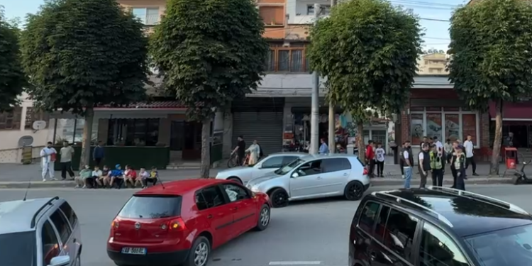Përplasen dy makina në Pogradec, shpëton mrekullisht fëmija
