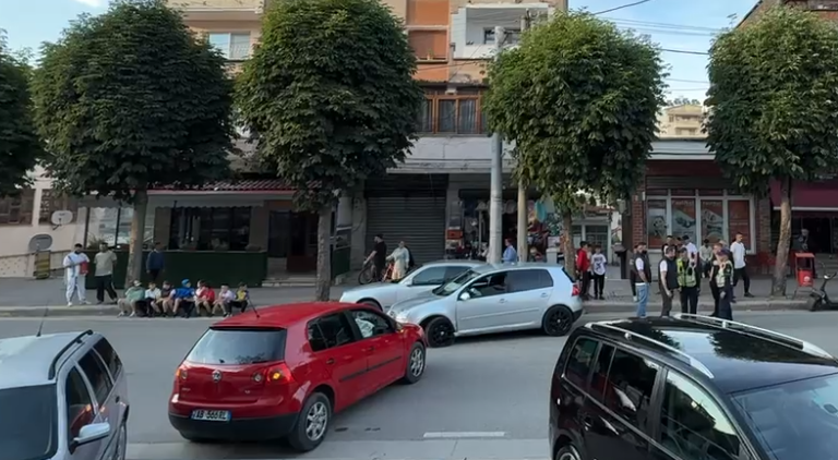 Përplasen dy makina në Pogradec, shpëton mrekullisht fëmija