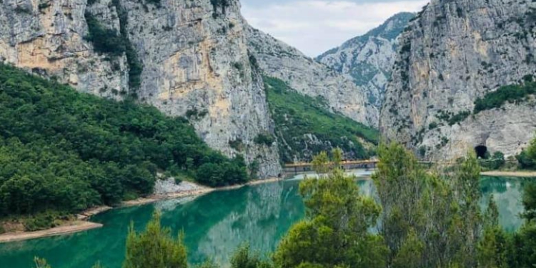Ishte duke u larë, mbytet 22-vjeçari në lumin Mat pranë Shkopetit