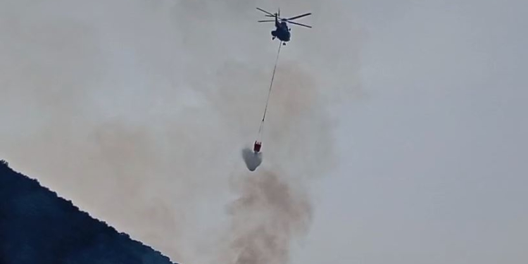 Zjarri përfshin kodrën në Llaman të Himarës, ndërhyn helikopteri