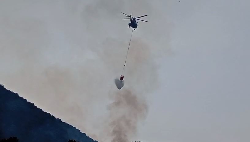 Zjarri përfshin kodrën në Llaman të Himarës, ndërhyn helikopteri