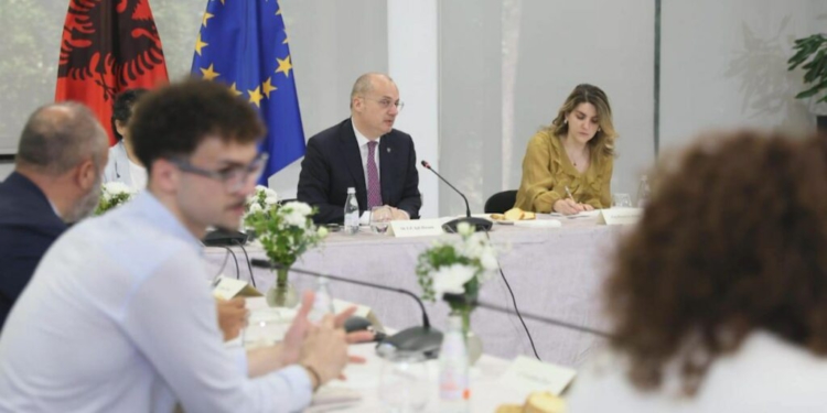 Hasani me shoqërinë civile: Shqipëria në një linjë me politikën e jashtme të BE-së