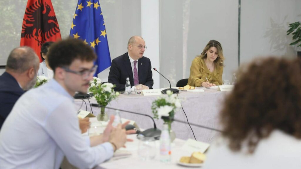 Hasani me shoqërinë civile: Shqipëria në një linjë me politikën e jashtme të BE-së