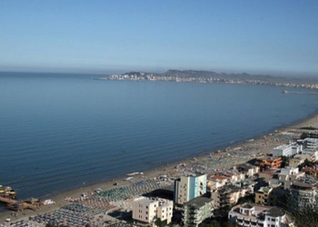 E rëndë në Kavajë! Turistja çeke mbytet në plazhin e Golemit