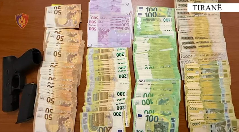 Lëviznin të armatosur dhe me 40 mijë euro me vete, pranga dy të rinjve në Tiranë