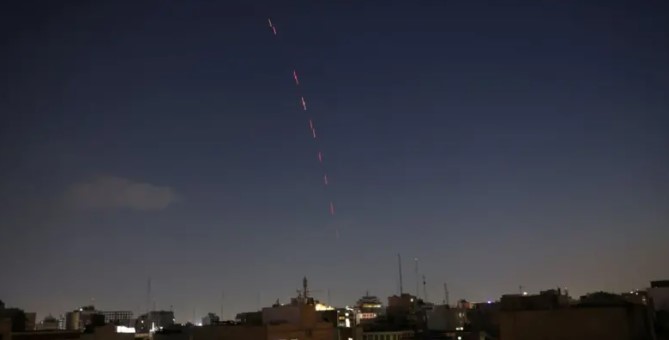 Aktivizohet mbrojtja ajrore në Teheran! Irani lëshon raketa drejt Izraelit, ja çfarë paralajmëron udhëheqësi suprem 