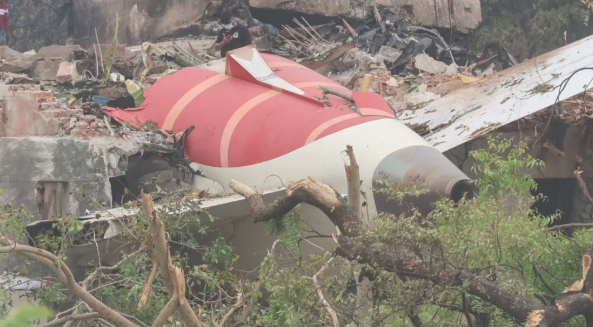 Vetëm 1 i mbijetuar nga 242, kryeministri indian viziton vendin e rrëzimit të aeroplanit pas tragjedisë ajrore! Vazhdojnë kërkimet për kutitë e zeza