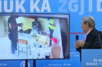 Berisha publikon videon: Ja se si komisioneri hap dhe fut dorën e tij të zezë në kutinë e votimit