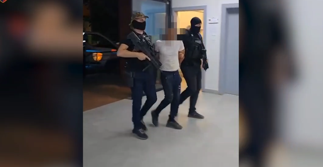 Akuzohet se ka trafikuar drogë në Itali, arrestohet 40-vjeçari me dy mbiemra! Pritet ekstradimi drejt shtetit fqinj