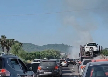 VIDEO / U përplas me disa automjete, makina merr flakë në mes të autostradës Tiranë-Durrës