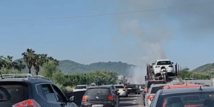 VIDEO / U përplas me disa automjete, makina merr flakë në mes të autostradës Tiranë-Durrës