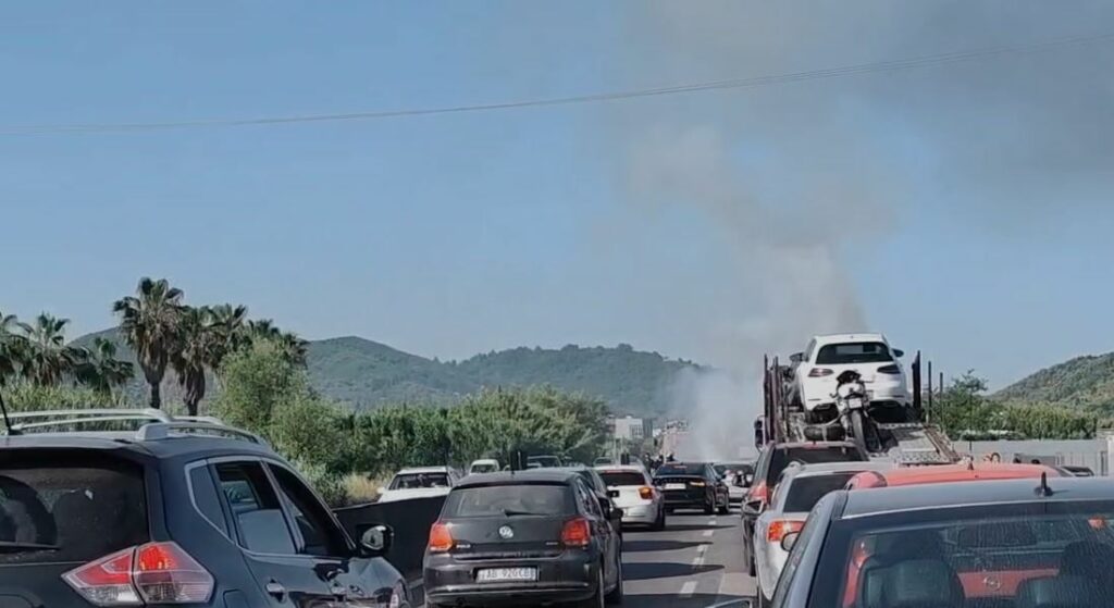 VIDEO / U përplas me disa automjete, makina merr flakë në mes të autostradës Tiranë-Durrës
