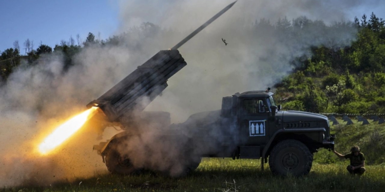 Pentagoni ndërpret ndihmën ushtarake për Ukrainën, armët amerikane ridrejtohen në Lindjen e Mesme