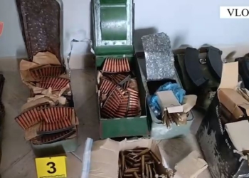 Policia ‘habitet’ kur thyen murin e një banese në Vlorë, gjen dy automatikë, 14 granata e 2200 fishekë