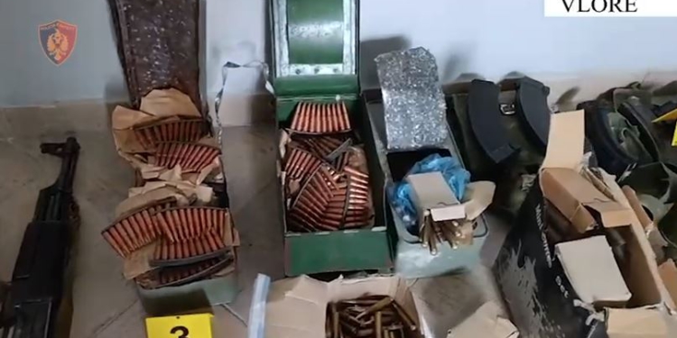 Policia ‘habitet’ kur thyen murin e një banese në Vlorë, gjen dy automatikë, 14 granata e 2200 fishekë