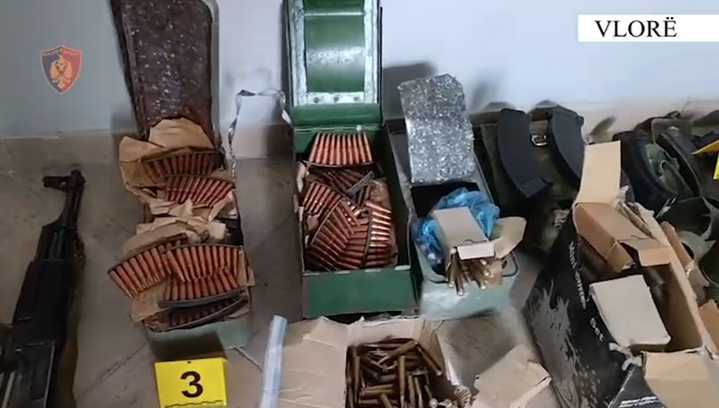 Policia ‘habitet’ kur thyen murin e një banese në Vlorë, gjen dy automatikë, 14 granata e 2200 fishekë