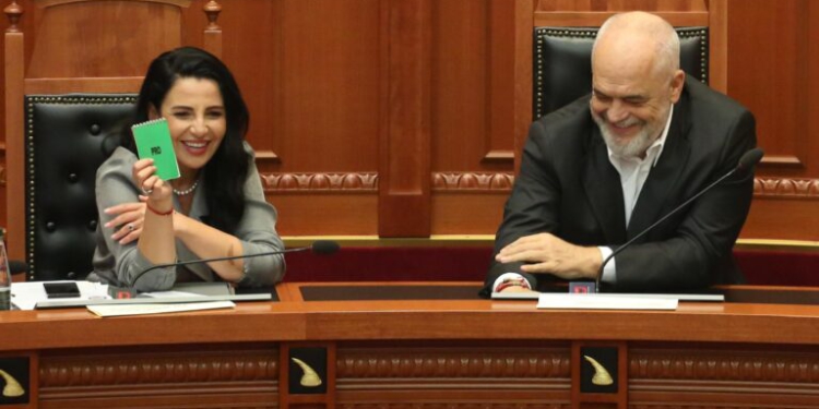 Çfarë u pa sot në Kuvend/ Rama kthehet nga NATO i buzëqeshur, Manja dhe Dhima “shkrihen” së qeshuri, Braçe shkëlqen me look (Fotot)
