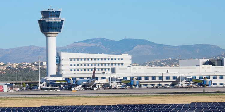 Alarm në aeroportin e Athinës, avioni me 150 pasagjerë bën ulje emergjente