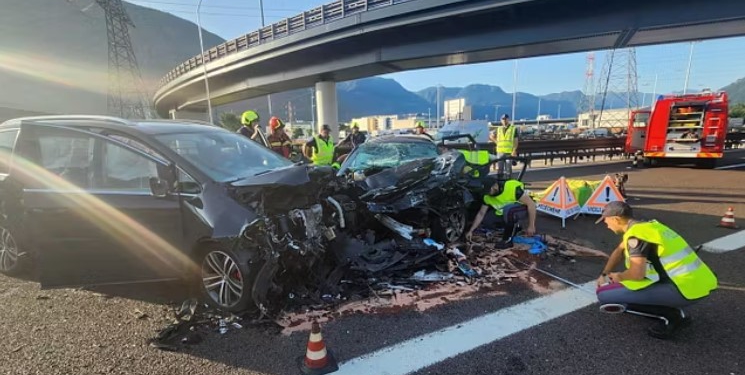 Makina futet kundravajtje në një autostradë në Itali duke shkaktuar aksident. Një i vdekur dhe pesë të plagosur