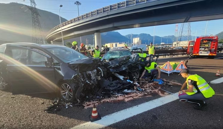 Makina futet kundravajtje në një autostradë në Itali duke shkaktuar aksident. Një i vdekur dhe pesë të plagosur