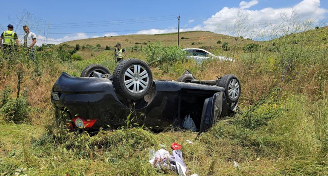Aksident i rëndë në Maliq, makina përmbyset në kanal, detajet e para nga Policia