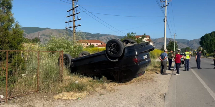 Përmbyset makina në aksin Korçë- Maliq, tre të plagosur nga aksidenti