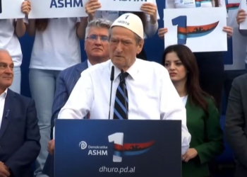 “PD, humbje gjithnjë e më të thella”/ Gazetari: Të djathtët duan që Berisha të largohet