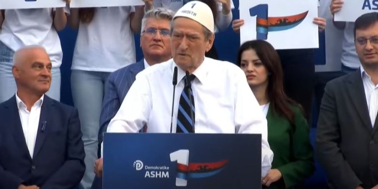 “PD, humbje gjithnjë e më të thella”/ Gazetari: Të djathtët duan që Berisha të largohet