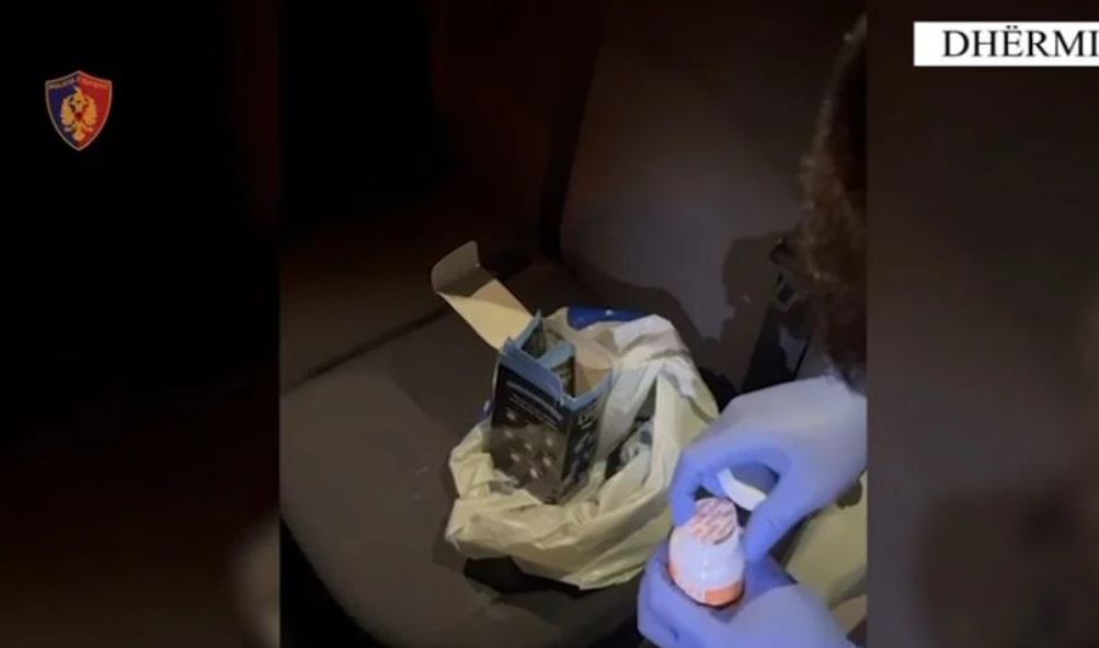 Drogëra të forta brenda dhomës së hotelit në Dhërmi! Arrestohen dy anglezët, iu gjenden doza ketamine dhe ekstazie