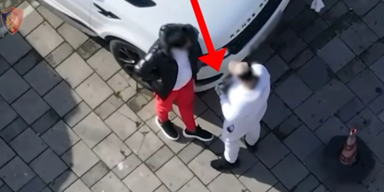Dalin pamje të reja! Si shitej heroina në mes të Tiranës, grupe të rinjsh duke bërë ‘pazare’ në mes të ditës