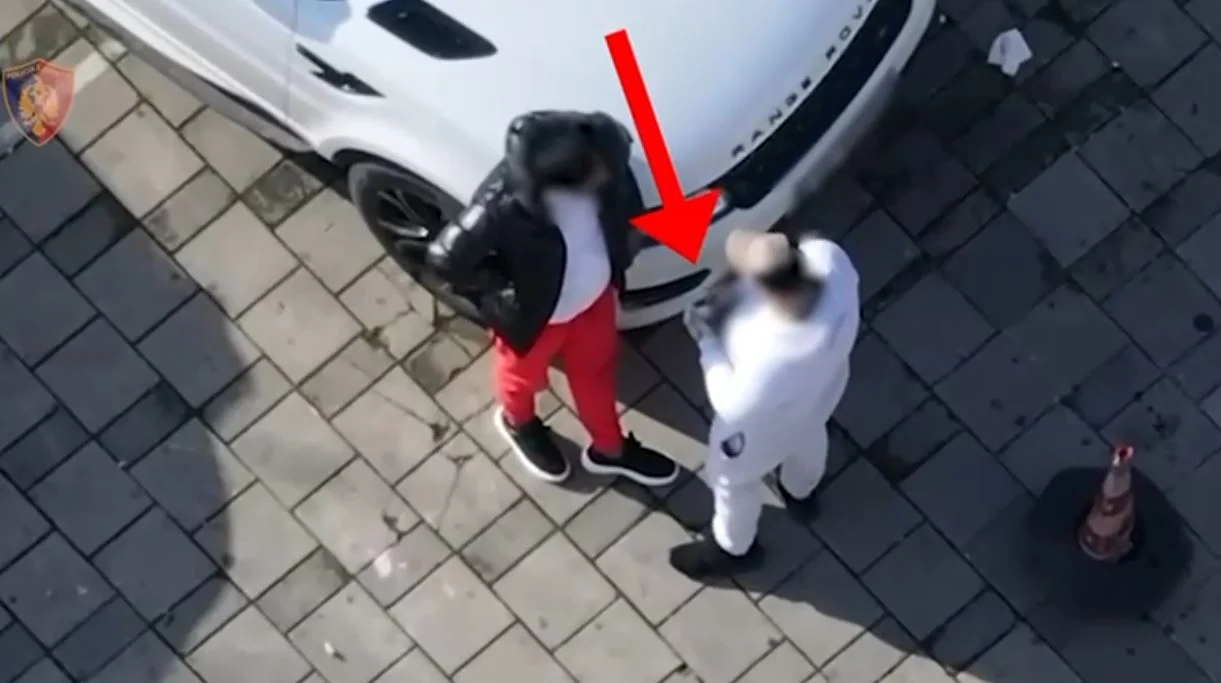 Dalin pamje të reja! Si shitej heroina në mes të Tiranës, grupe të rinjsh duke bërë ‘pazare’ në mes të ditës
