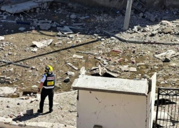 Irani sulmon Izraelin me breshëri raketash, plagosen 17 persona
