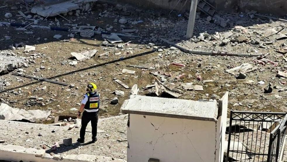 Irani sulmon Izraelin me breshëri raketash, plagosen 17 persona