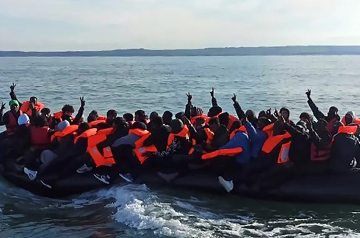 Analiza e NYT: Europa drejt një politike më të ashpër për emigracionin! Konsensus për dëbimet dhe ndalimet në kufi