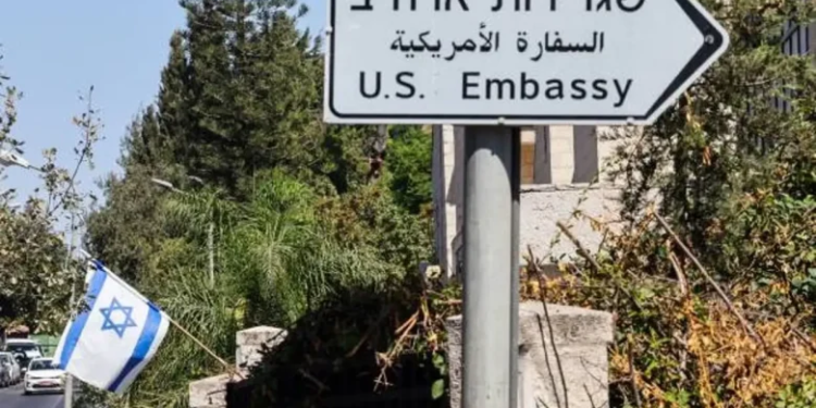 Konflikti me Teheranin, ambasada e SHBA në Izrael nis punën për evakuimin e shtetasve amerikanë