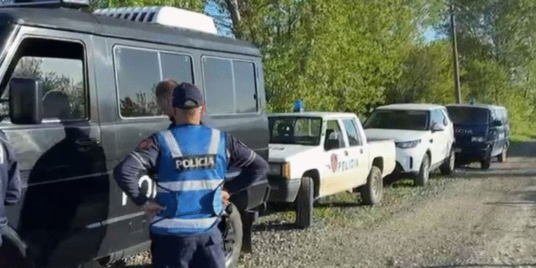 Vodhi një makinë dhe tentoi të arratisej, pranga 36-vjeçarit në Tiranë