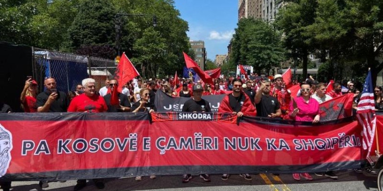 Mijëra shqiptarë festojnë paradën e përvitshme në Mahnattan, priten edhe nga kryebashkiaku i New York
