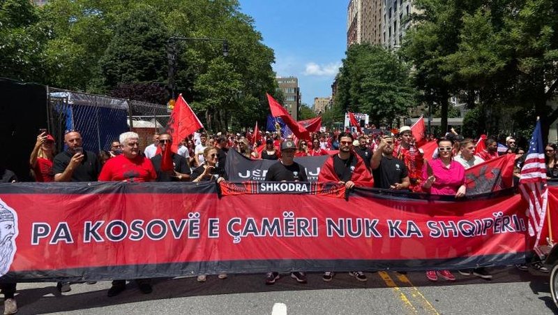 Mijëra shqiptarë festojnë paradën e përvitshme në Mahnattan, priten edhe nga kryebashkiaku i New York
