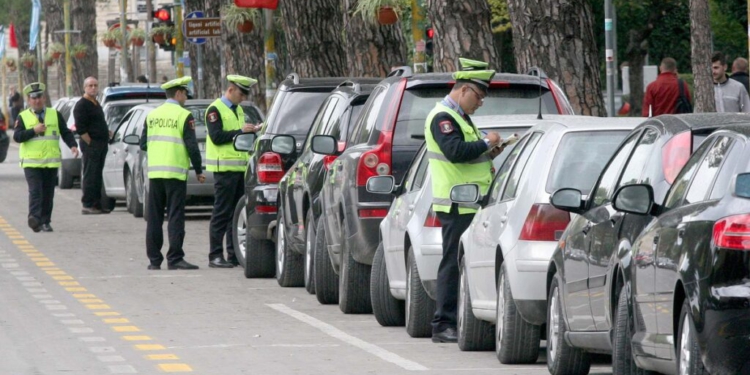 30 shoferë të arrestuar në një javë në Tiranë, “Rrugorja” pezullon 20 patenta dhe heq me mjet ngritës 20 mjete
