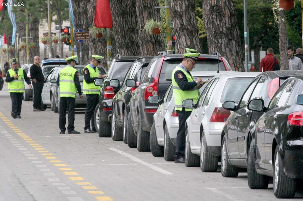 30 shoferë të arrestuar në një javë në Tiranë, “Rrugorja” pezullon 20 patenta dhe heq me mjet ngritës 20 mjete