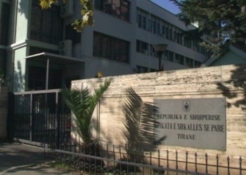 U kapën me 14 armë zjarri, Gjykata e Tiranës cakton “arrest me burg” për 8 të dyshuarit