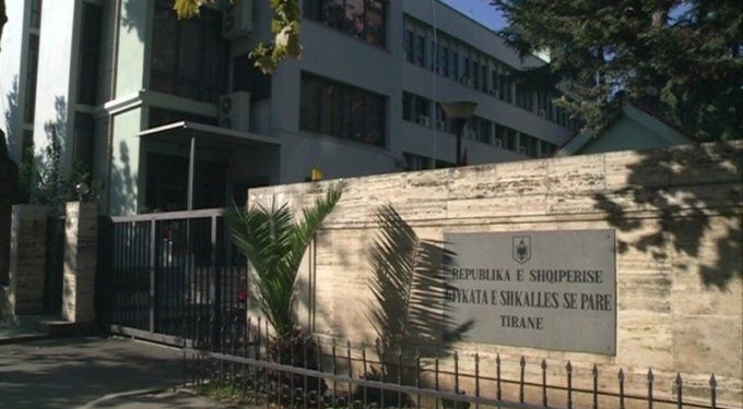 U kapën me 14 armë zjarri, Gjykata e Tiranës cakton “arrest me burg” për 8 të dyshuarit